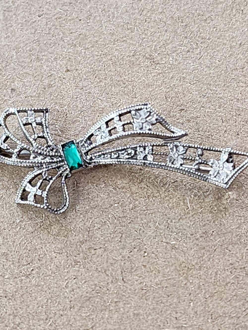 Sterling Silver Brooch Art Deco Green Stone Filigree Bow Dainty Delicate KB Mark